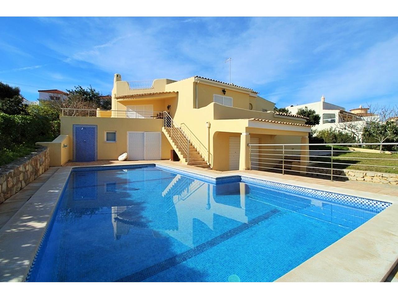 Albufeira: Villa de 6 pièces avec piscine, proche des plages et du centre ville 