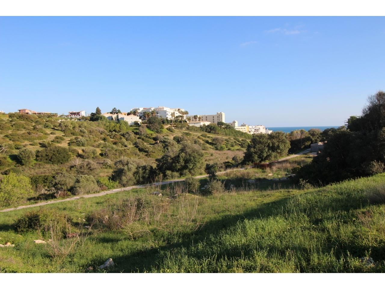 Terrain de 1051 m² avec Vue Mer dans quartier résidentiel de standing de Lagos  