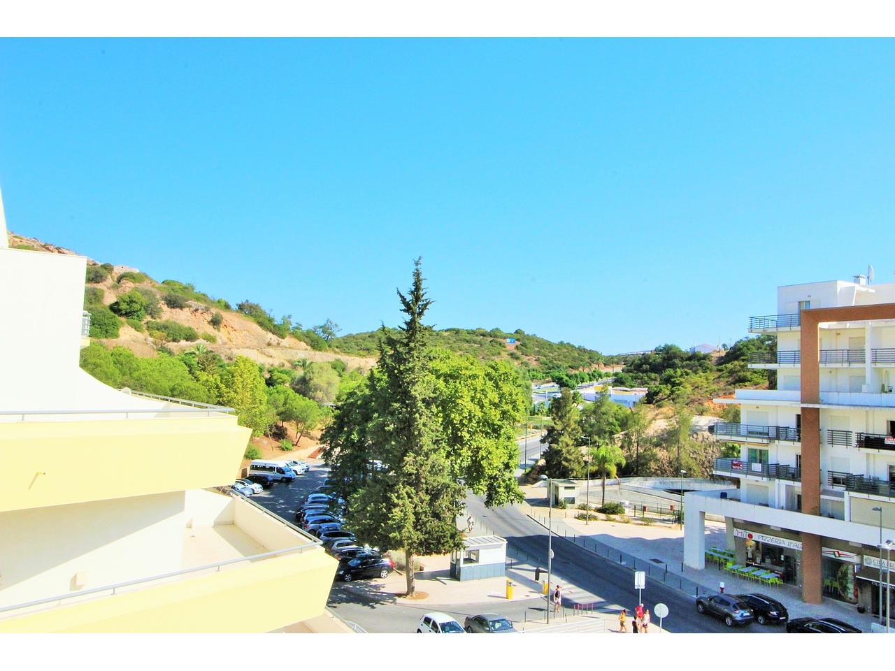 Appartement de 3 pièces dans le centre d'Albufeira, à 5 minutes à pied des plages, avec 2 balcons et parking privé