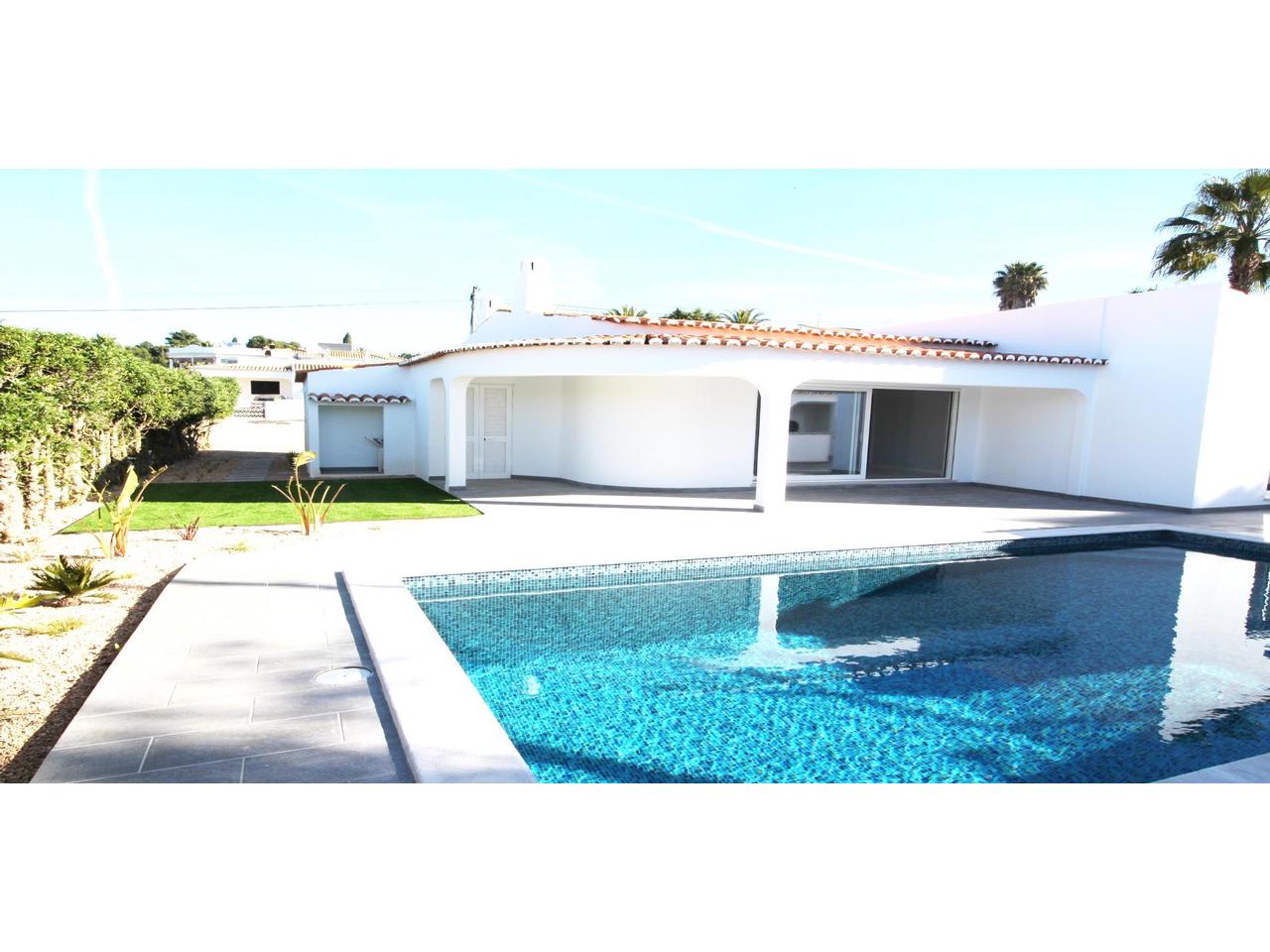 Maison individuelle de plein pied avec piscine et jardin