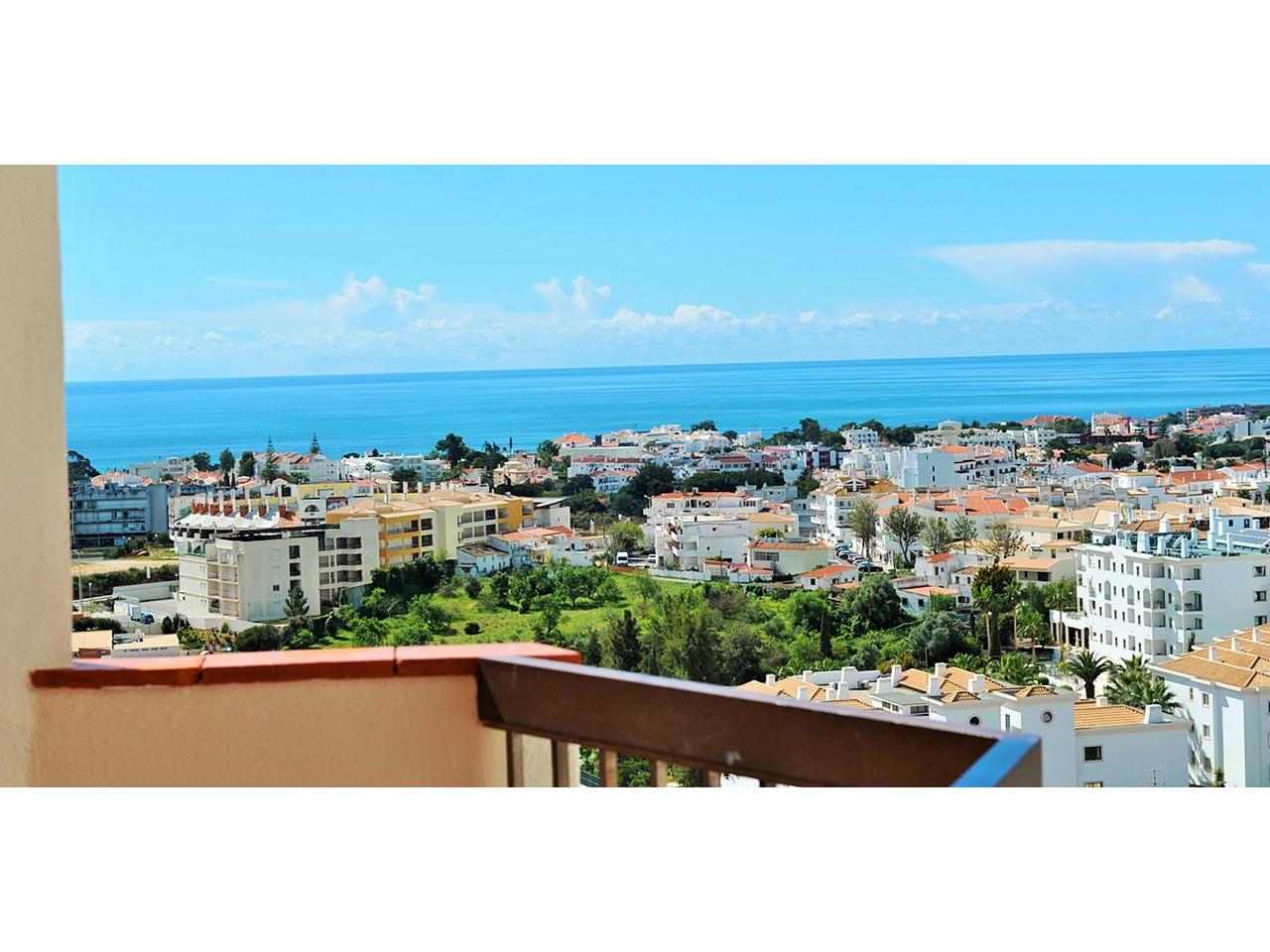 Exceptionnel appartement de 3 pièces refait à neuf, vue panoramique mer et piscine   