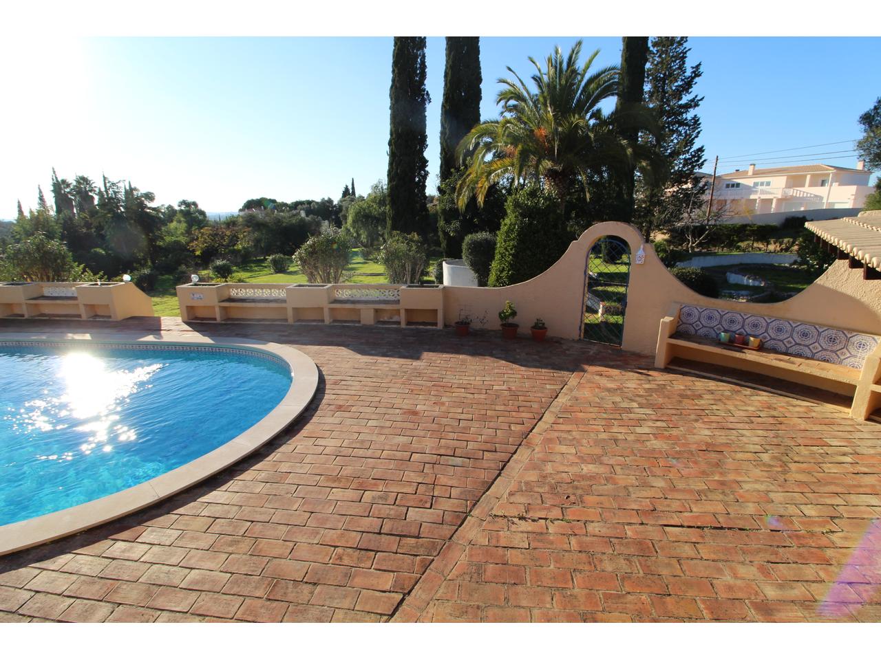 Grande villa de plein pied avec piscine située dans un quartier résidentiel à proximité de Portimao.