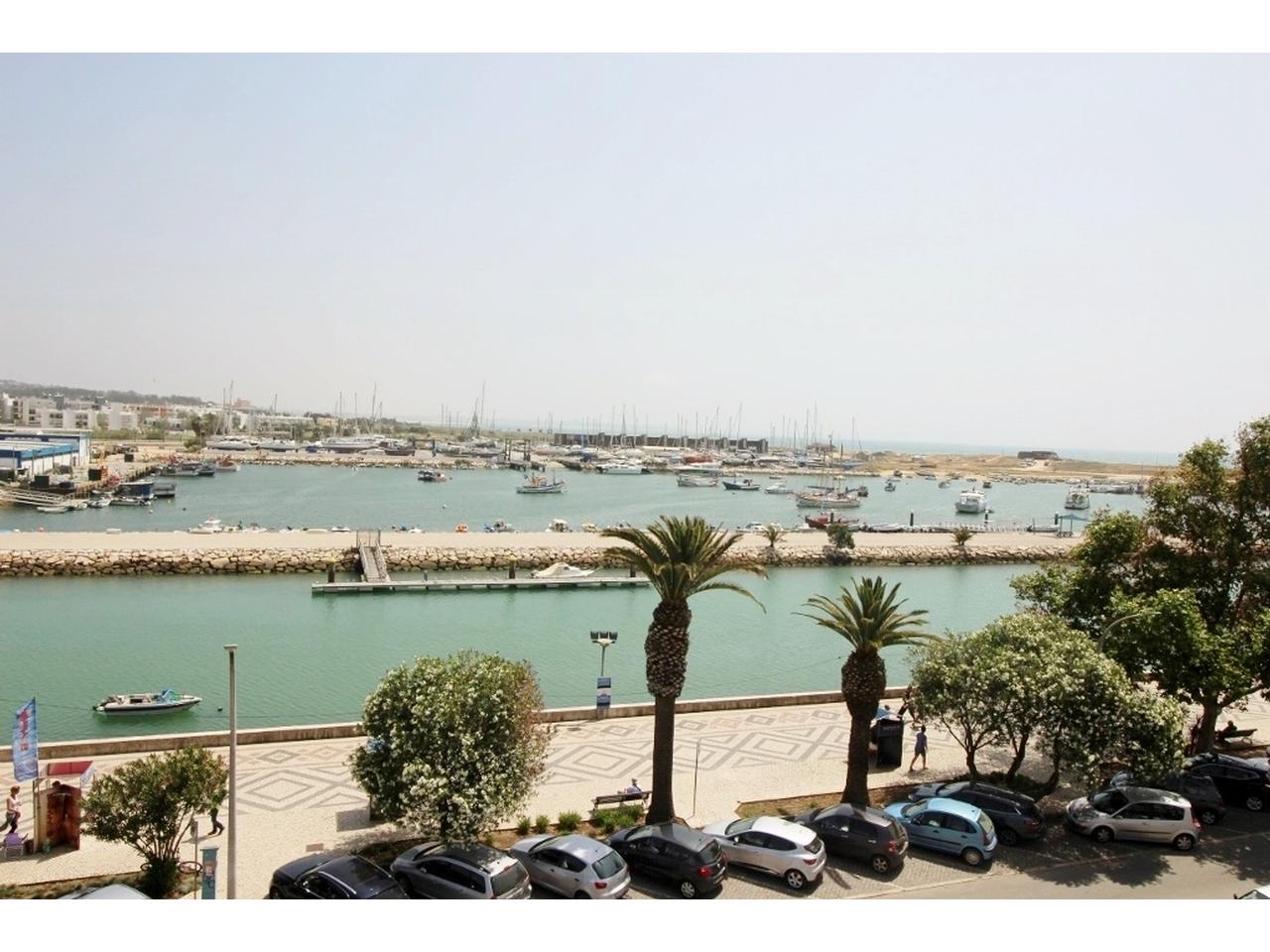 Appartement 4 Pièces 93 m² avec Vue Imprenable sur la Marina et la Mer en Centre Ville de Lagos 